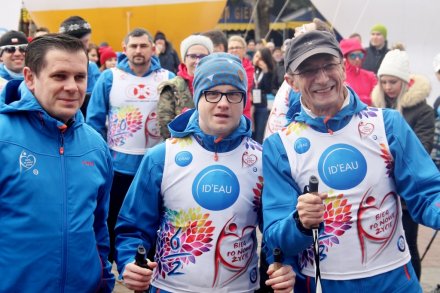 Burmistrz Wisły Tomasz Bujok i uczestnicy Biegu po nowe życie